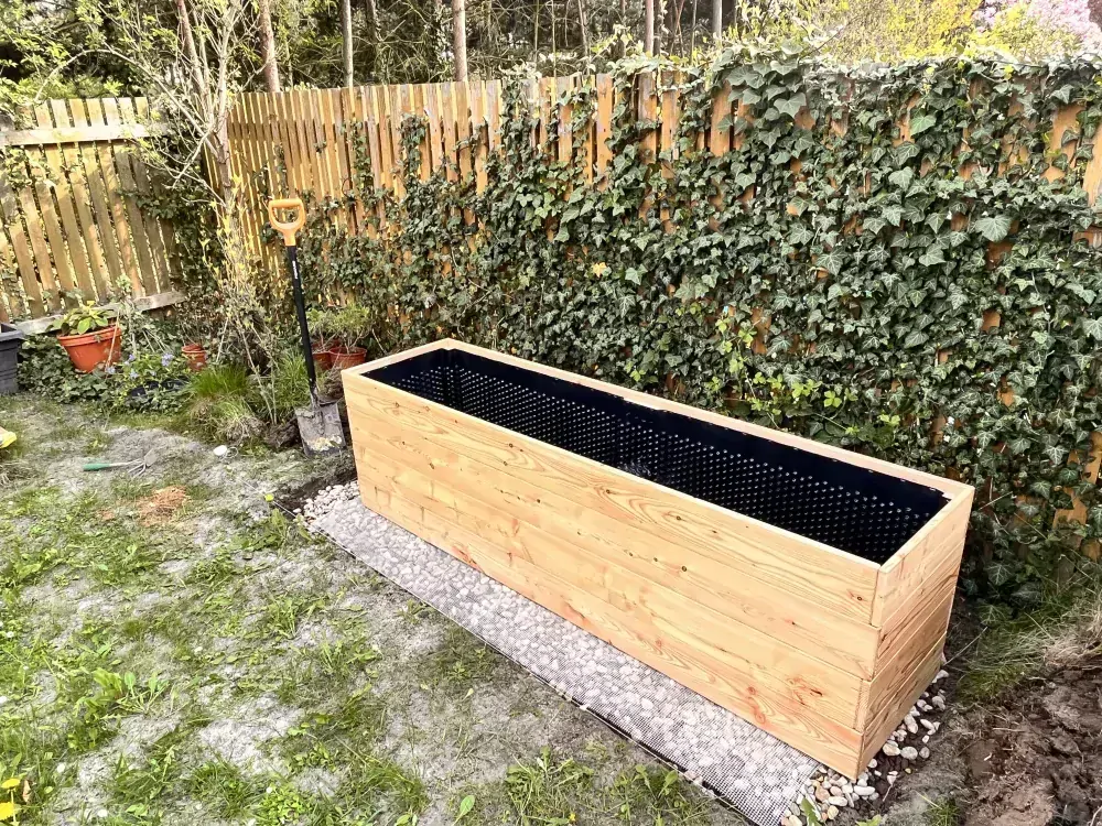 Modřínový záhon výšky 28 cm